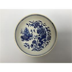 18th century Worcester saucer, circa 1775, decorated in the Fence pattern in underglaze blue, with crescent mark beneath, D11.5cm