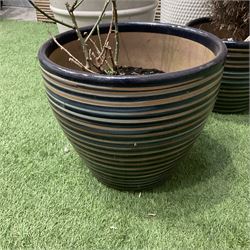 Set of six garden planter pots  - THIS LOT IS TO BE COLLECTED BY APPOINTMENT FROM DUGGLEBY STORAGE, GREAT HILL, EASTFIELD, SCARBOROUGH, YO11 3TX