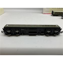 Hornby '00' gauge - 'Southern Suburban 1938' Coach Pack, DCC ready 