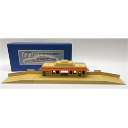 Hornby Dublo - six D1 accessories comprising Turntable; Through Station with white edges and separately boxed Platform Extension with Wall; Signal Cabin with orange roof and pack of station names; Level Crossing; and Island Platform; all boxed (6)