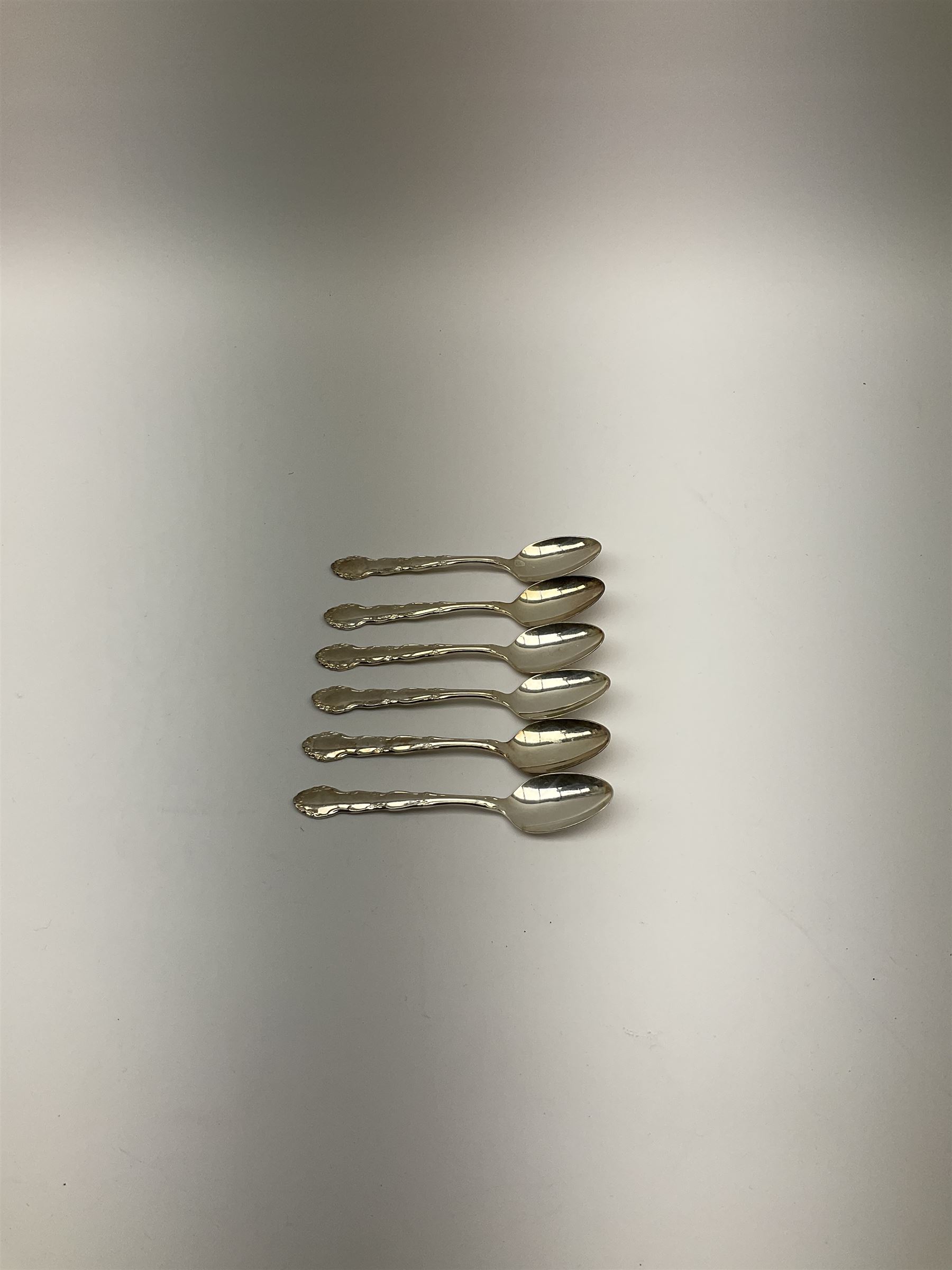 Oneida Community silver plated cutlery in the Mansion House pattern, comprising fithteen teaspoons, twelve soup spoons and six serving spoons together with matched cutlery, compromising fourteen forks, twentythree knives, twelve spoons, ten dessert spoons, one teaspoons,and a selection of other cutlery. 