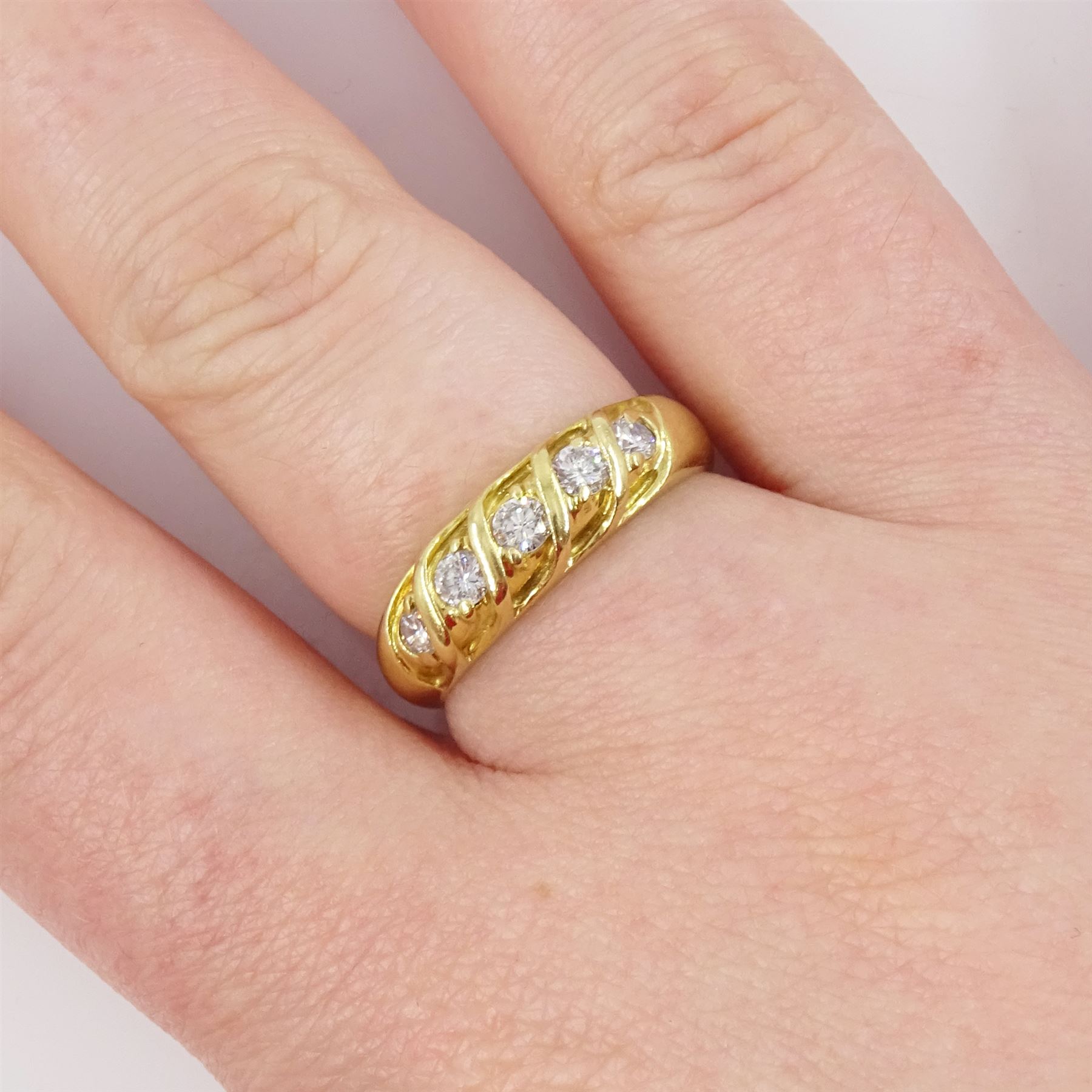 18ct diamond five stone ring, five round brilliant cut diamonds set within a twisted setting, stamped K18 Pt900, total diamond weight approx 0.35 carat