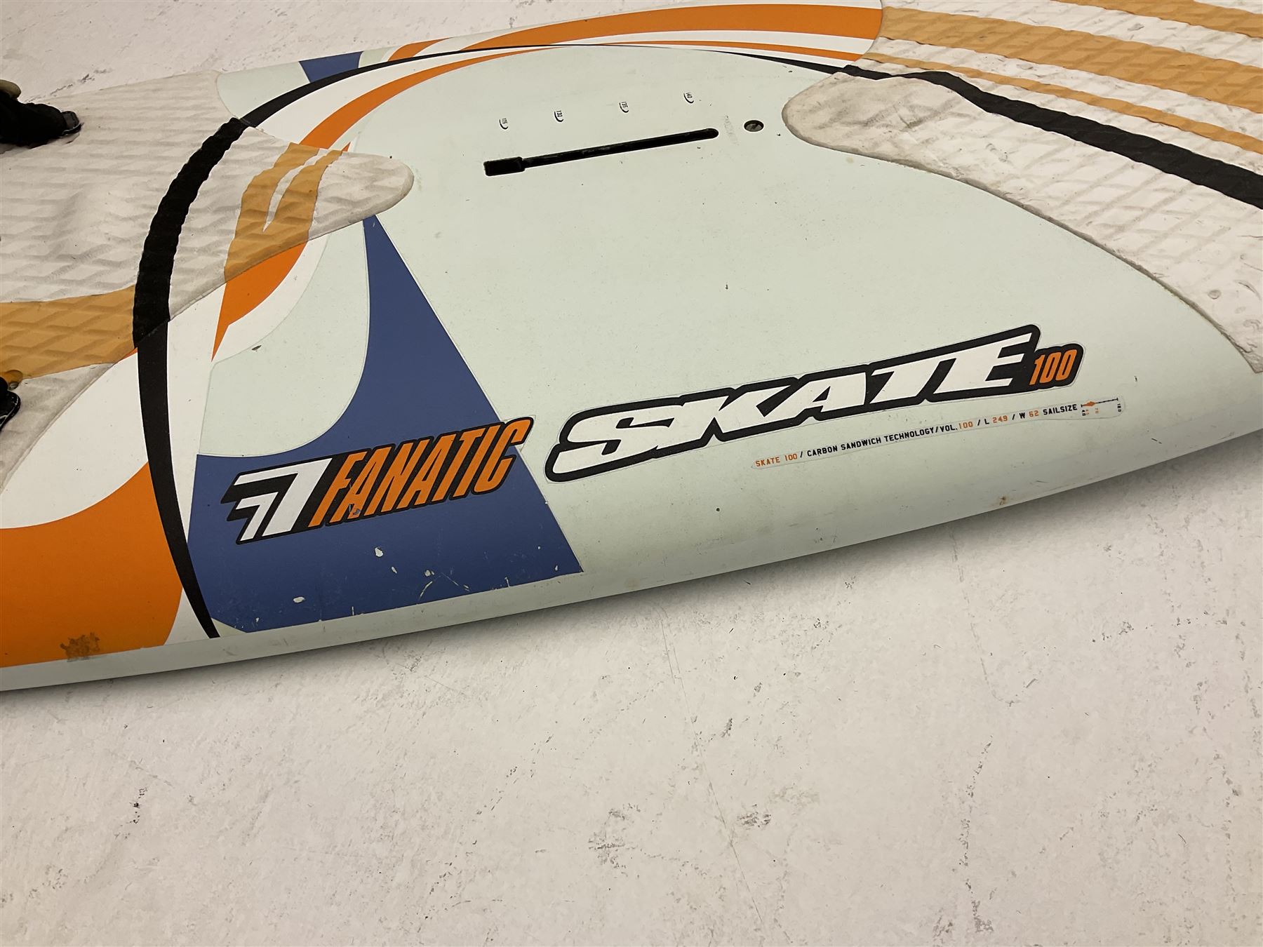 Windsurfing: Fanatic Skate 100 Freestyle windsurfing board, with Fanatic footstraps, L240cm