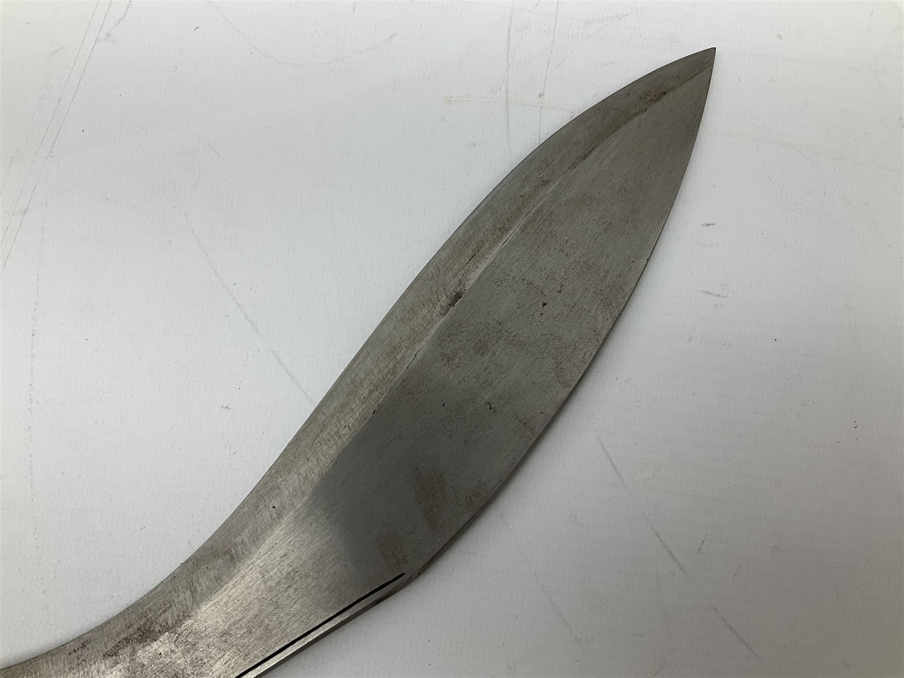 Post WW2 Gurkha kukri, in leather scabbard complete with two skinning knives, 42cm overall