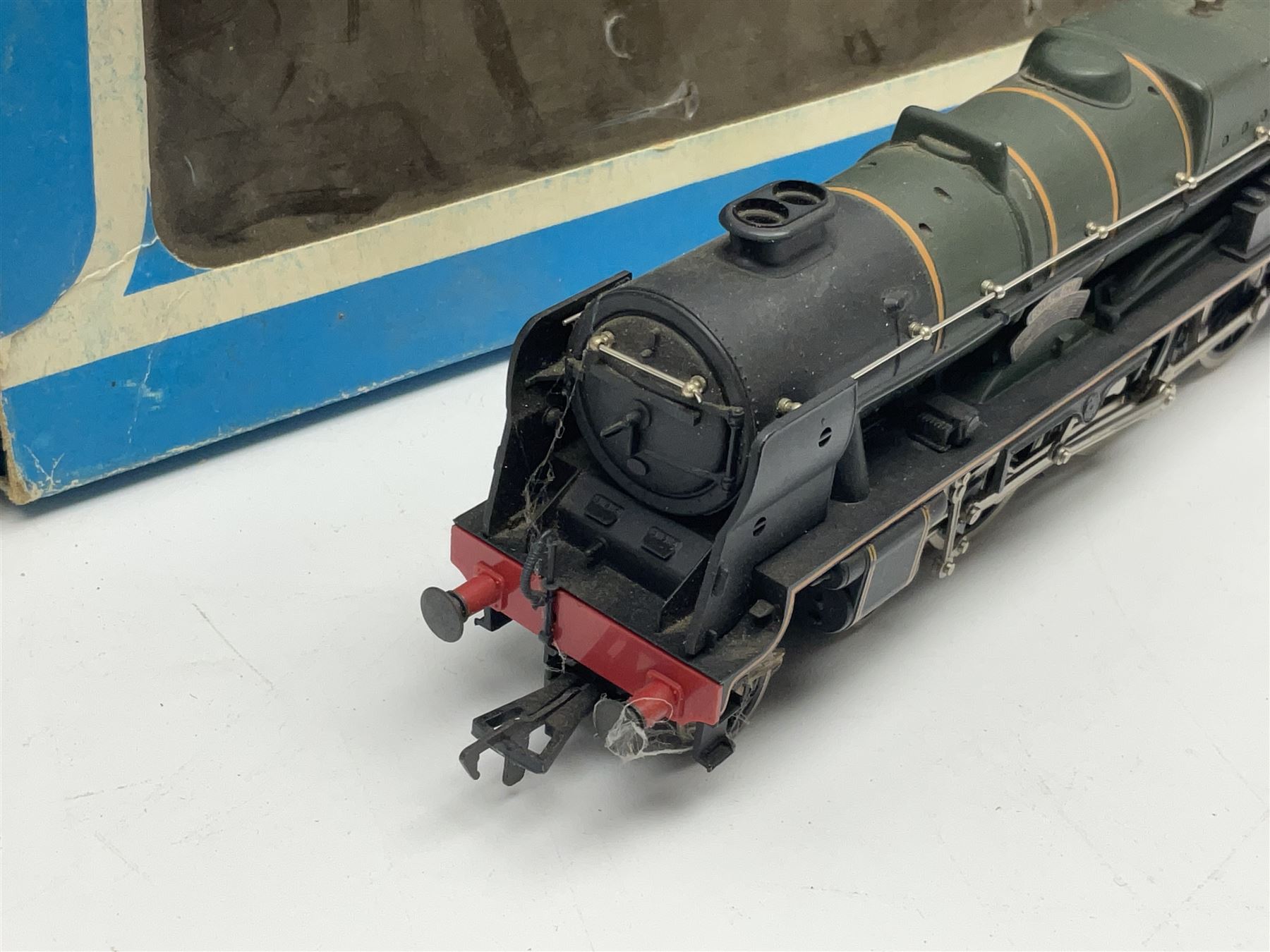 Airfix '00' gauge - Castle Class 4-6-0 locomotive 'Pendennis Castle' No.4069; Class 6P/7P Rebuilt Royal Scot 4-6-0 locomotive 'Royal Scot' No.46100; both boxed; Class 4F 0-6-0 locomotive No.4454 in associated box; another unboxed Class 4F 0-6-0 locomotive; and Class 14XX 0-4-2 tank locomotive No.1466 for spares or repair