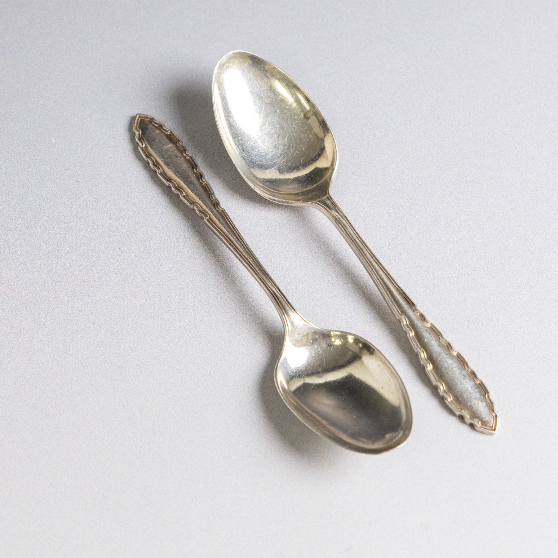 Twenty-one silver teaspoons, comprising set of six 1920s coffee spoons, set of three Kings pattern teaspoons, etc, all hallmarked