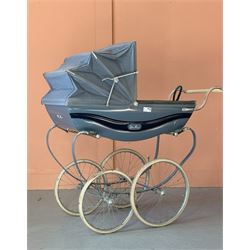 Vintage coach built Silver Cross pram. L134cm