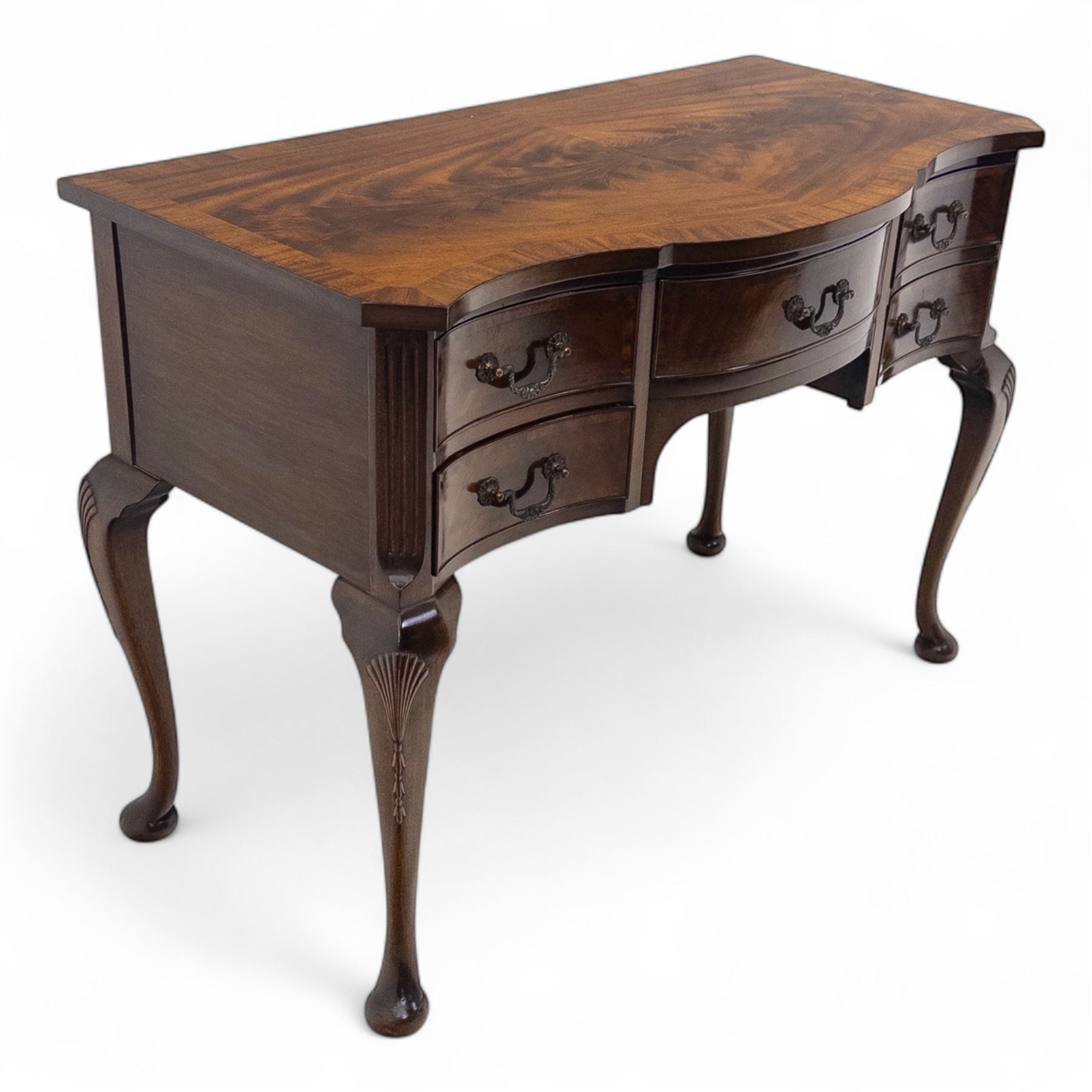 20th century figured walnut serpentine dressing table, moulded top with book-matched veneers over an arrangement of five drawers fitted with brass swan neck handles, on cabriole supports with shell carved knees
