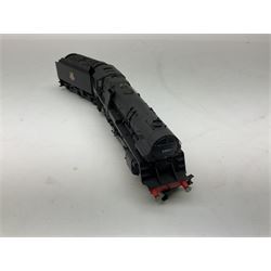 Hornby '00' gauge -Railroad Early BR Class 9F locomotive no. 92027, Class 2P 4-4-0 locomotive no. 40663 and Schools Class 4-4-0 locomotive 'Winchester' no. 30901, all DCC ready (3)