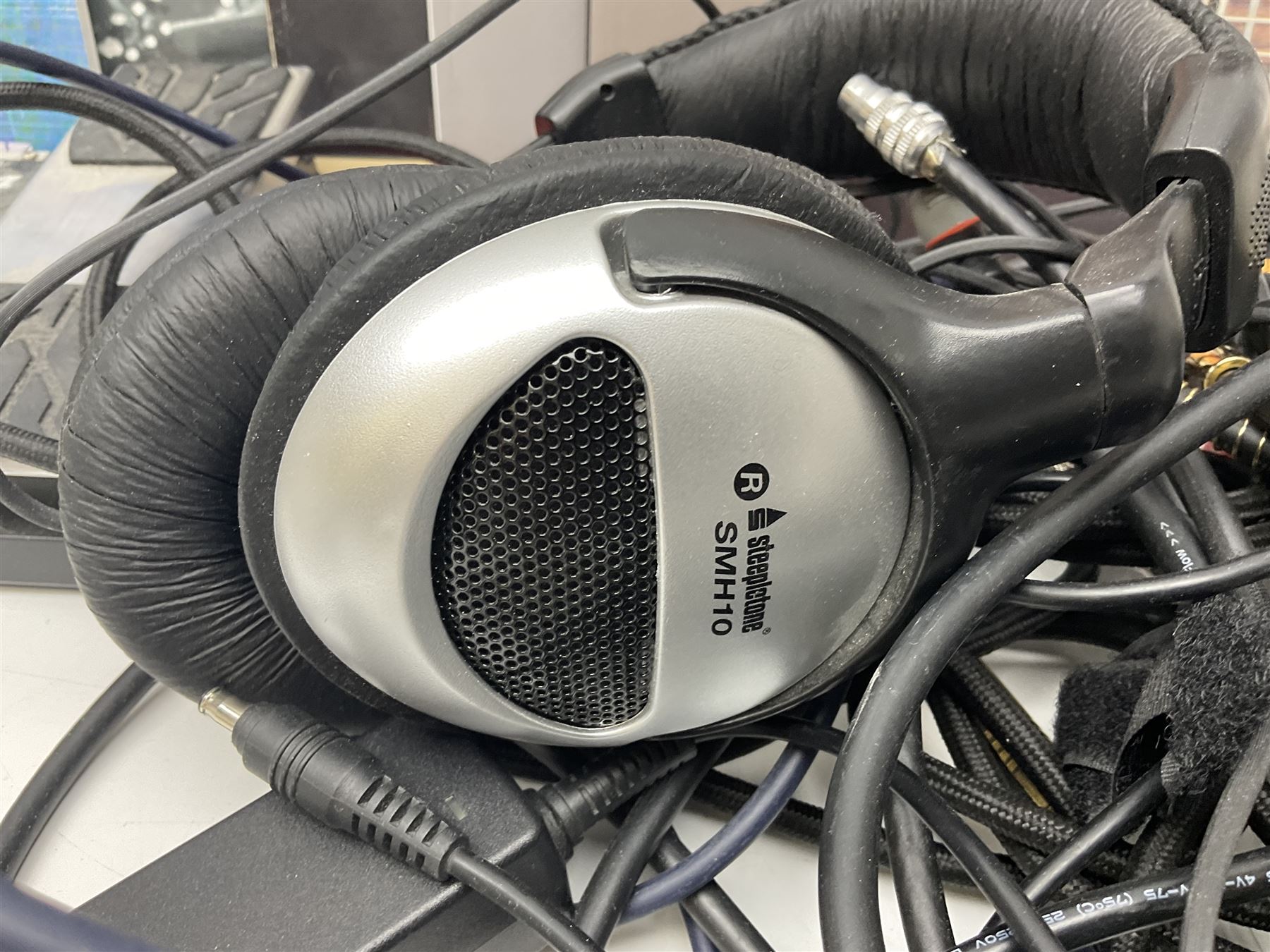 Zoom GFX-4 Guitar Effects processor; quantity of assorted cables; tremolo arms; plectrum wallet; Steepletone SMH10 earphones etc