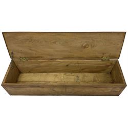 Late 20th century elm blanket box enclosed by hinged lid