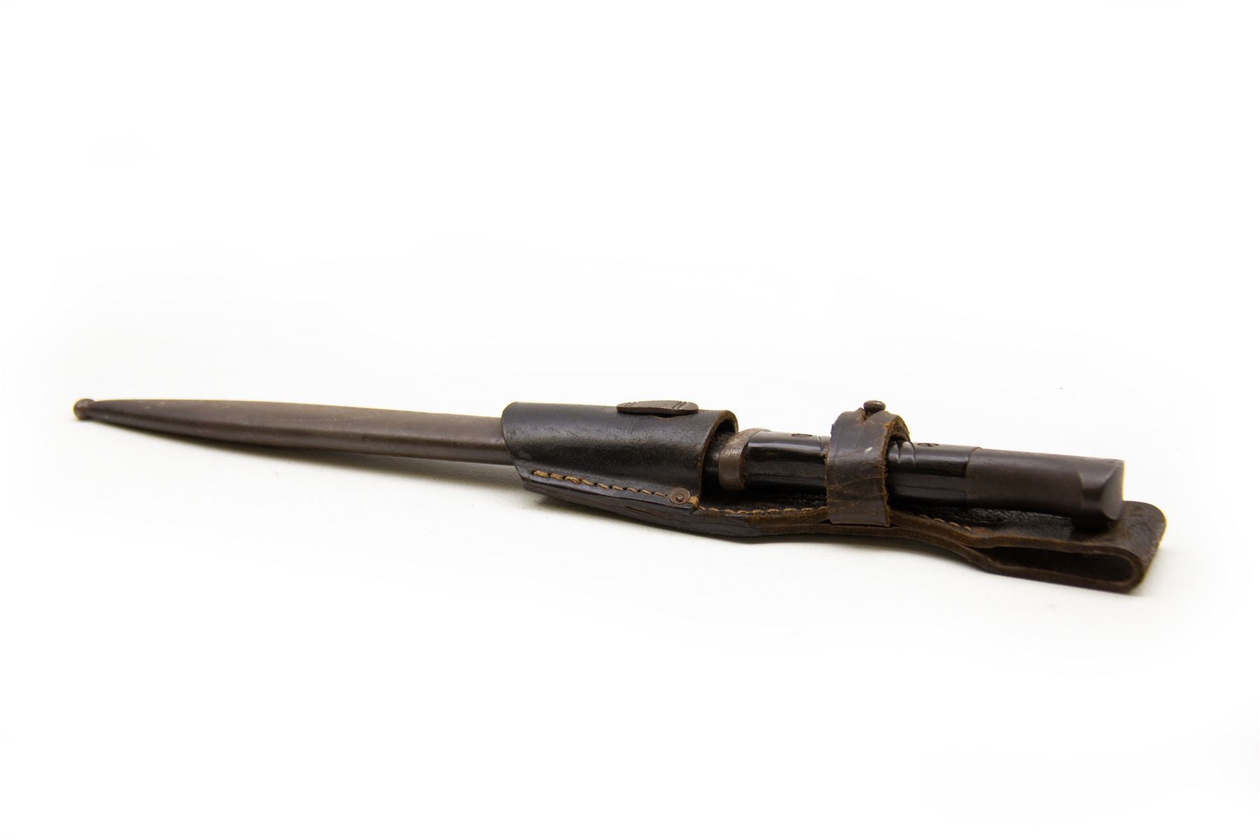 WWII German K98 bayonet by Clemen & Jung, the 24.5cm fullered blade marked 8647 h, with Bakelite grip and bluing to metal blade; in steel scabbard with corresponding numbers and leather frog, L42cm overall