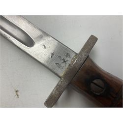 WW1 British 1907 pattern bayonet, the 43cm single edged fullered blade stamped to the ricasso with a crown GR cypher 1907 8 15 Sanderson, with various ordnance marks verso, two piece walnut grip, pommel stamped 1HLI 354; in steel mounted leather scabbard stamped 140 to the throat L57cm overall