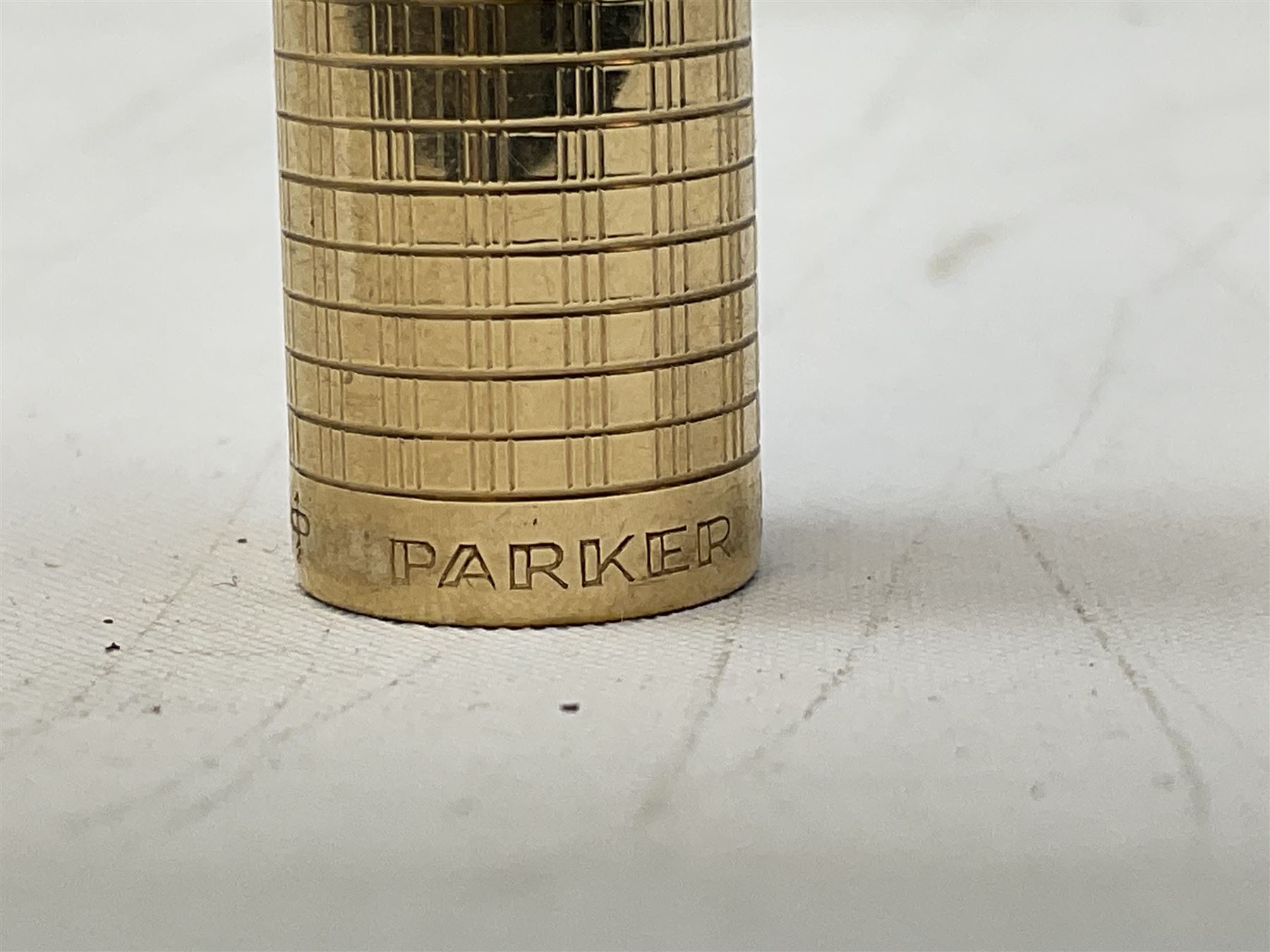 Five Parker fountain pens with gold caps, to include 65 Consort Insignia with rolled cross hatch gold cap, two Parker 51 fountain pens in burgundy with 12ct rolled gold caps, together with two further 51 examples in blue and black, all with stamped lids