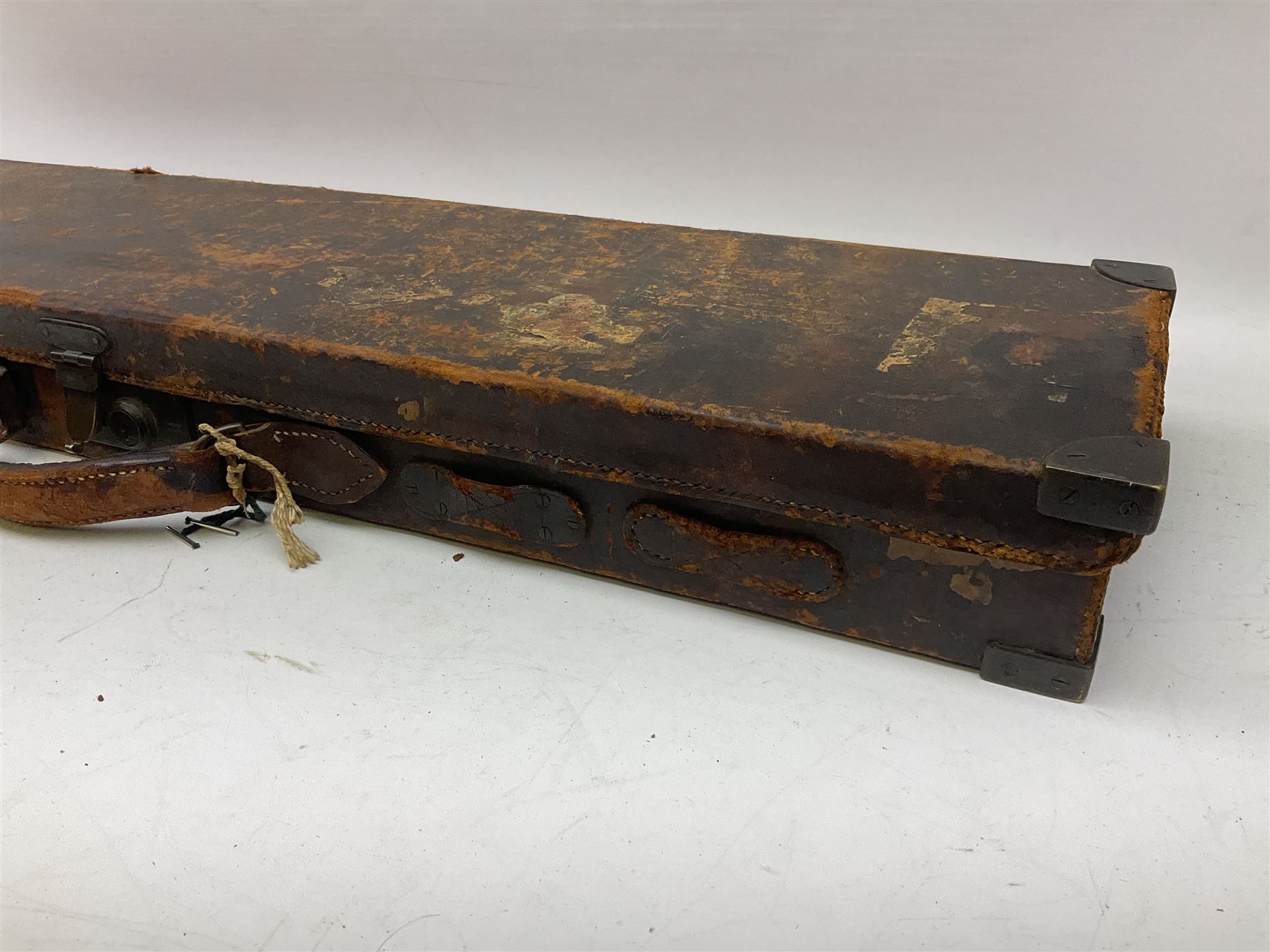 19th/early 20th century brass bound leather shotgun case with fitted interior to accommodate 72cm (28.25