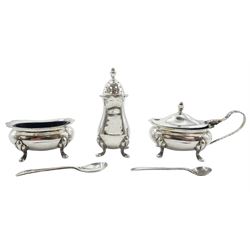Mid 20th century silver condiment set, comprising open salt and mustard pot with blue glass liners, pepper, and two condiment spoons, hallmarked John Rose, Birmingham 1963, contained within a fitted case, approximate total silver weight 3.95 ozt (123 grams)