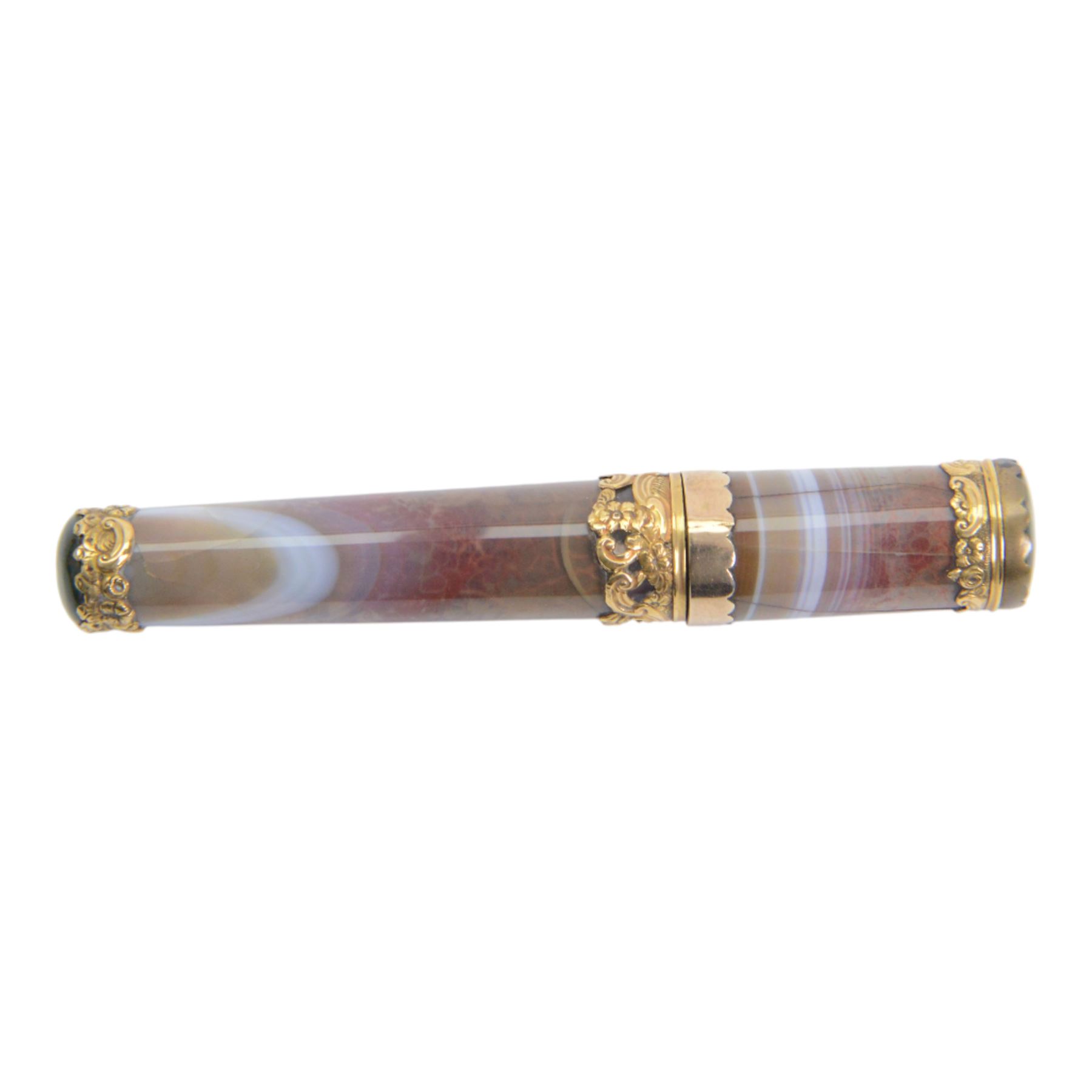 George III gold mounted agate bodkin case, of tapering cylindrical form with C scroll and foliate gold mounted, and inset bloodstone terminals to base and cover, L11cm

Provenance: From the collection of Andrew Chichester Everitt.