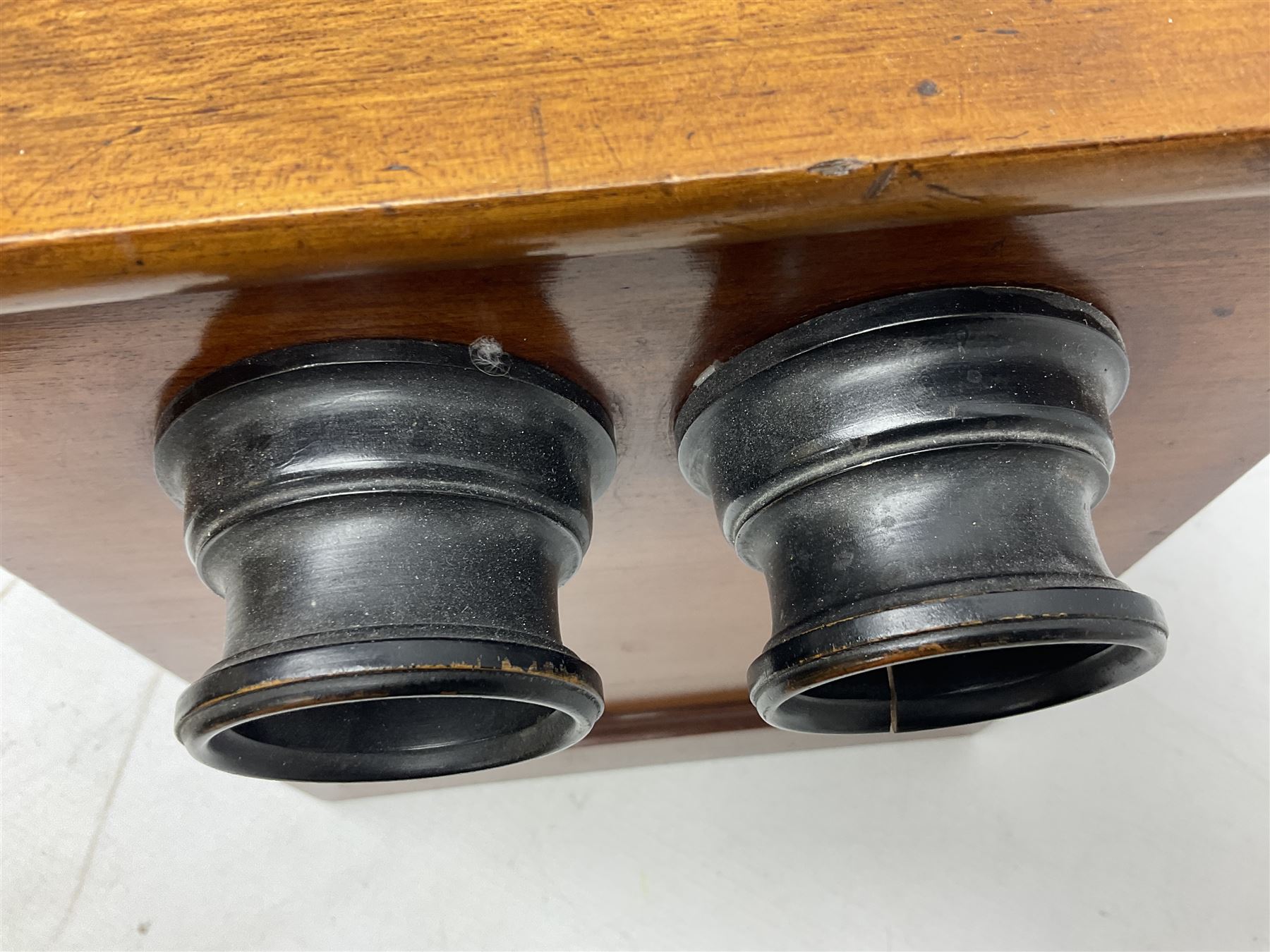 Mahogany tabletop Stereo viewer, with four Valentine Blancherd stereograph views of London, H32cm