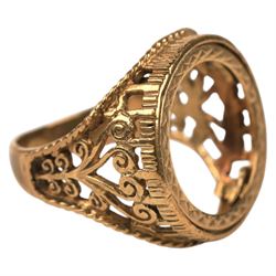 9ct gold half sovereign ring mount and 9ct gold chain links, hallmarked