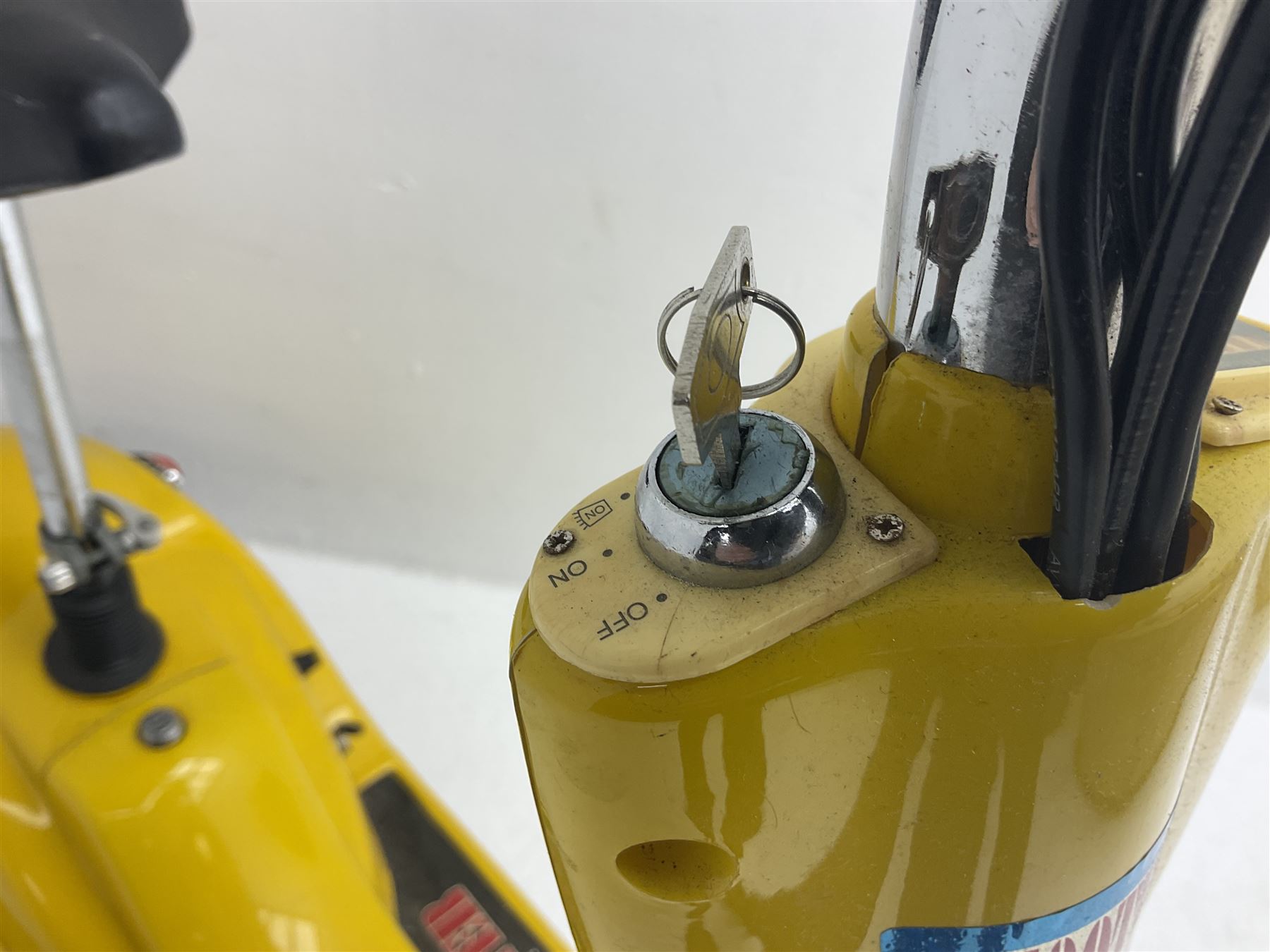 E-Scooter yellow electric 2-wheel scooter with seat and charger L106cm