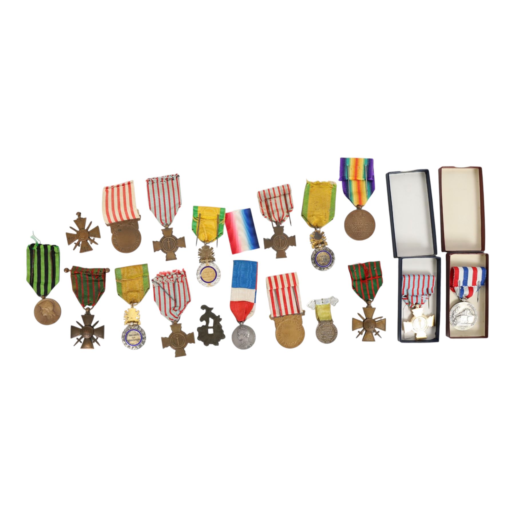 Collection of French medals, including Victory medal, Croix De Guerre, Croix Du Combattant, Commemorative medal etc  