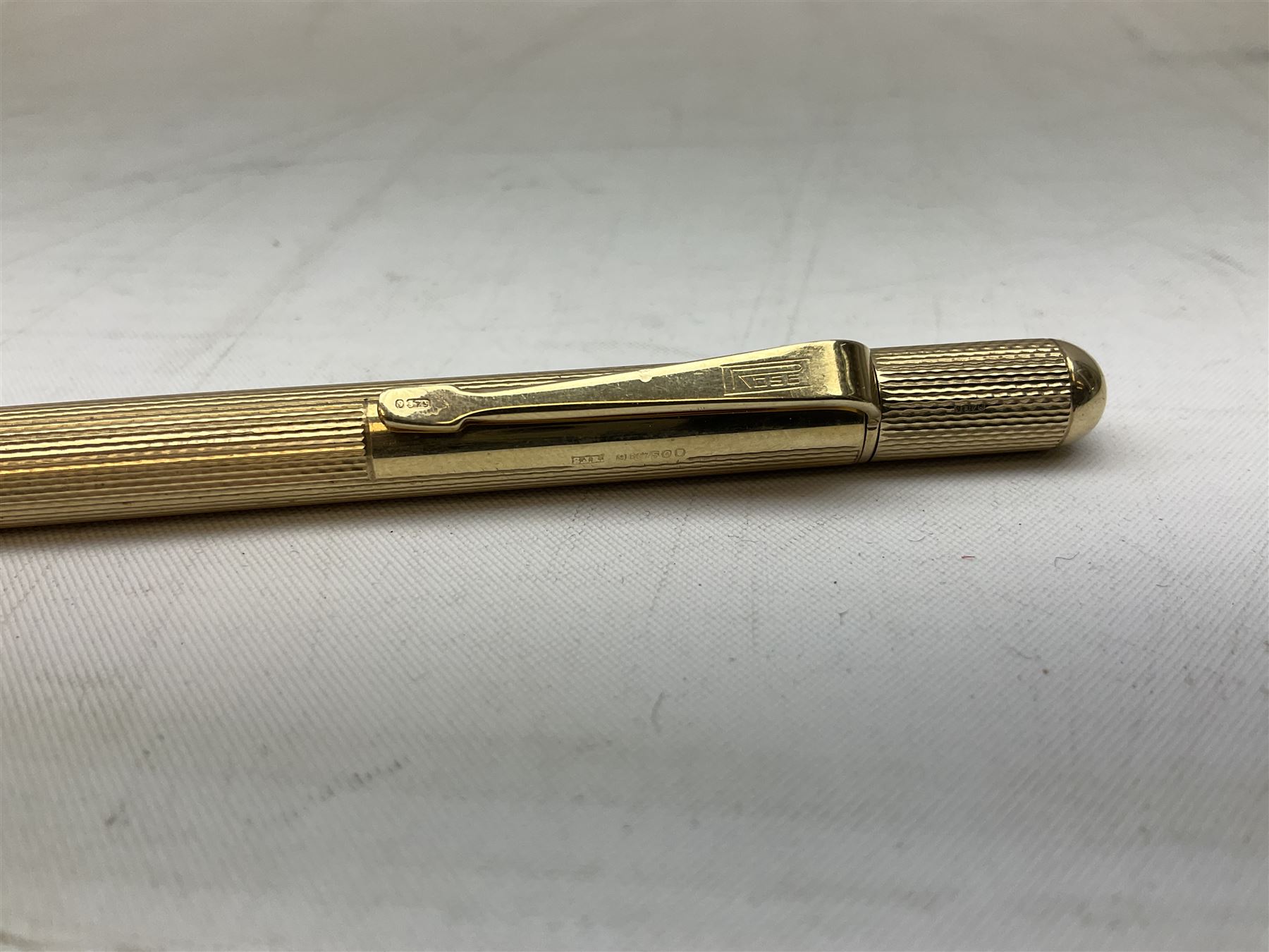 9ct gold propelling pencil with engine turned decoration and vacant cartouche, by S J Rose & Son, stamped 375, L12cm, together with a Parker 12ct rolled gold fountain pen, and two rose gold engine turned propelling pencils to include a rose gold example