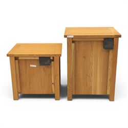 Two solid oak pedestal chests fitted with drawers, one with three drawers (H 64cm, W 49cm) and two drawers (H 46cm, W 49cm)