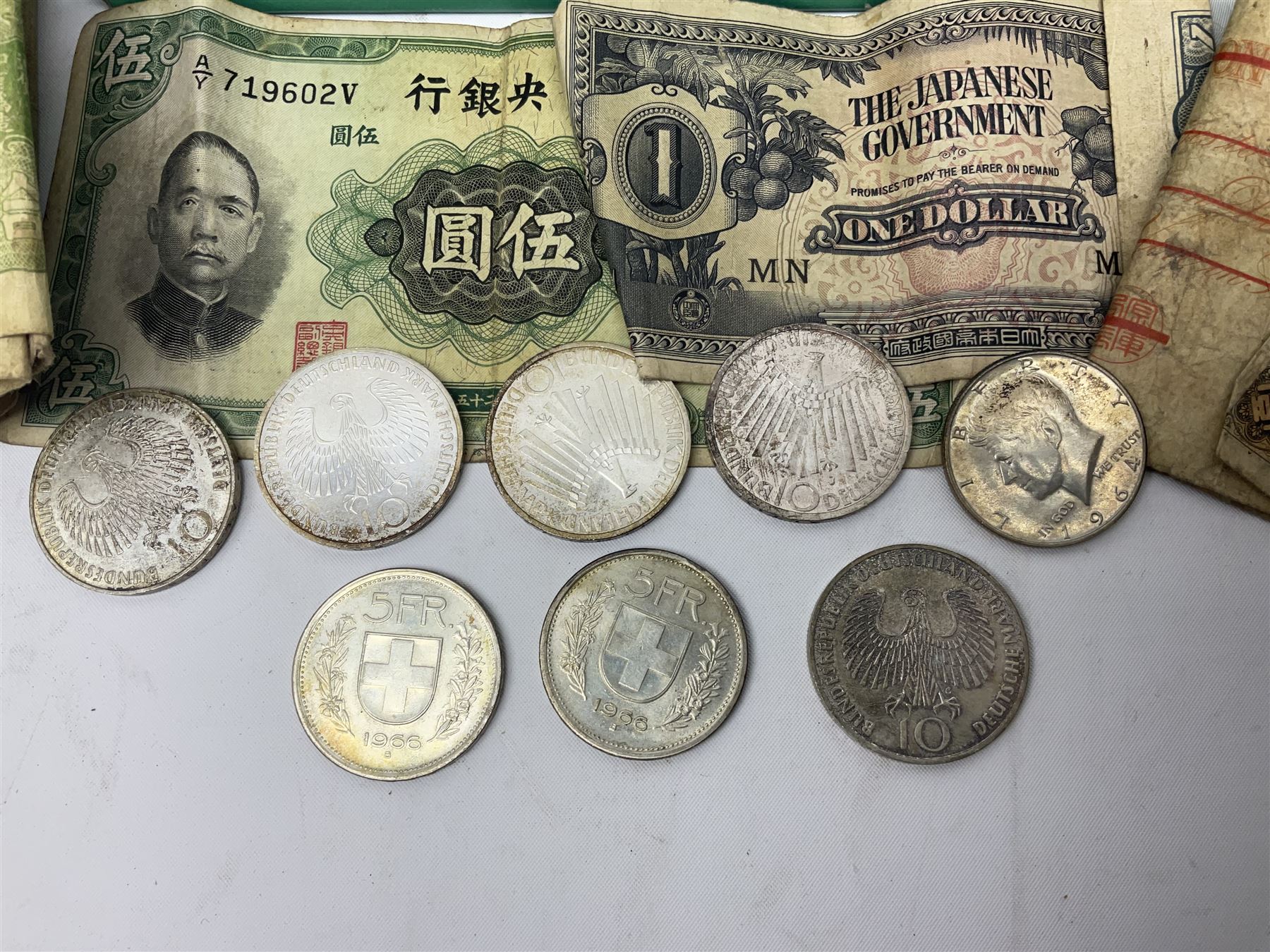 Great British and World coins and banknotes, including United Kingdom 1985 brilliant uncirculated coin collection, two 1995 brilliant uncirculated two pound coins in card folders, commemorative crowns, King George VI 1951 Festival of Britain crowns in card cases, United States of America 1964 Kennedy half dollar, two Switzerland 1966 five franc coins, five German 1972 commemorative coins, Euro banknotes, Bank of England Somerset one pound 'DU27', Japanese banknotes etc