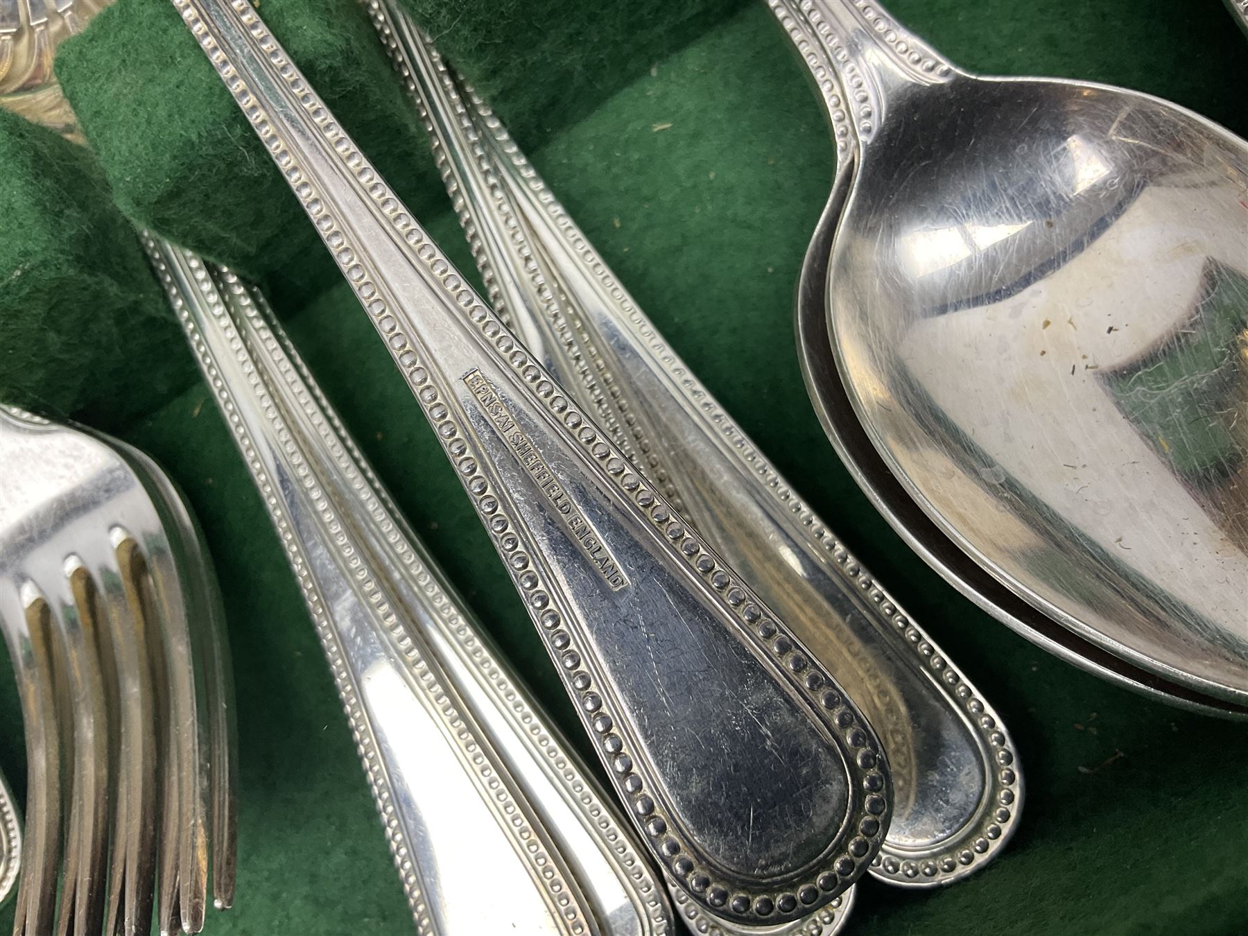 United Cutlers Sheffield silver-plate canteen of cutlery for six settings in oak case, L40cm