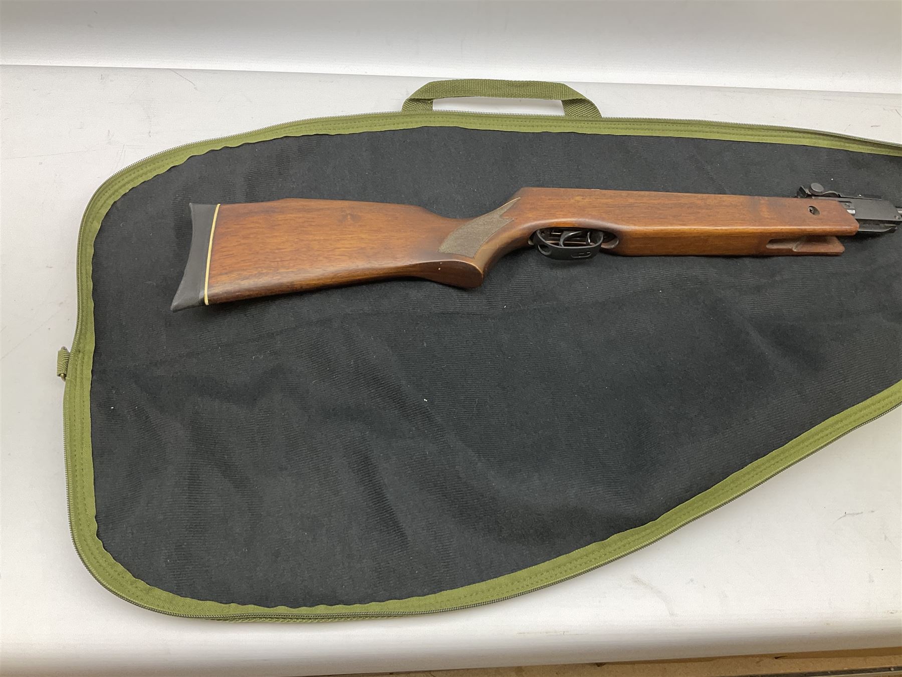 Gamo Magnum 2000 .22 air rifle with break barrel action and trigger guard safety, serial no.2106207 L109cm; in gun sling