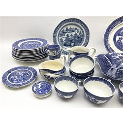 Late 18th/early 19th century Chinese export dinner plate, together with
Royal Venton Ware in Willow pattern, part dinner service, including two covered tureens, jug, six dinner plates, two serving platters, three serving platters, six dinner plates, seven side plates and seven dessert plates etc
