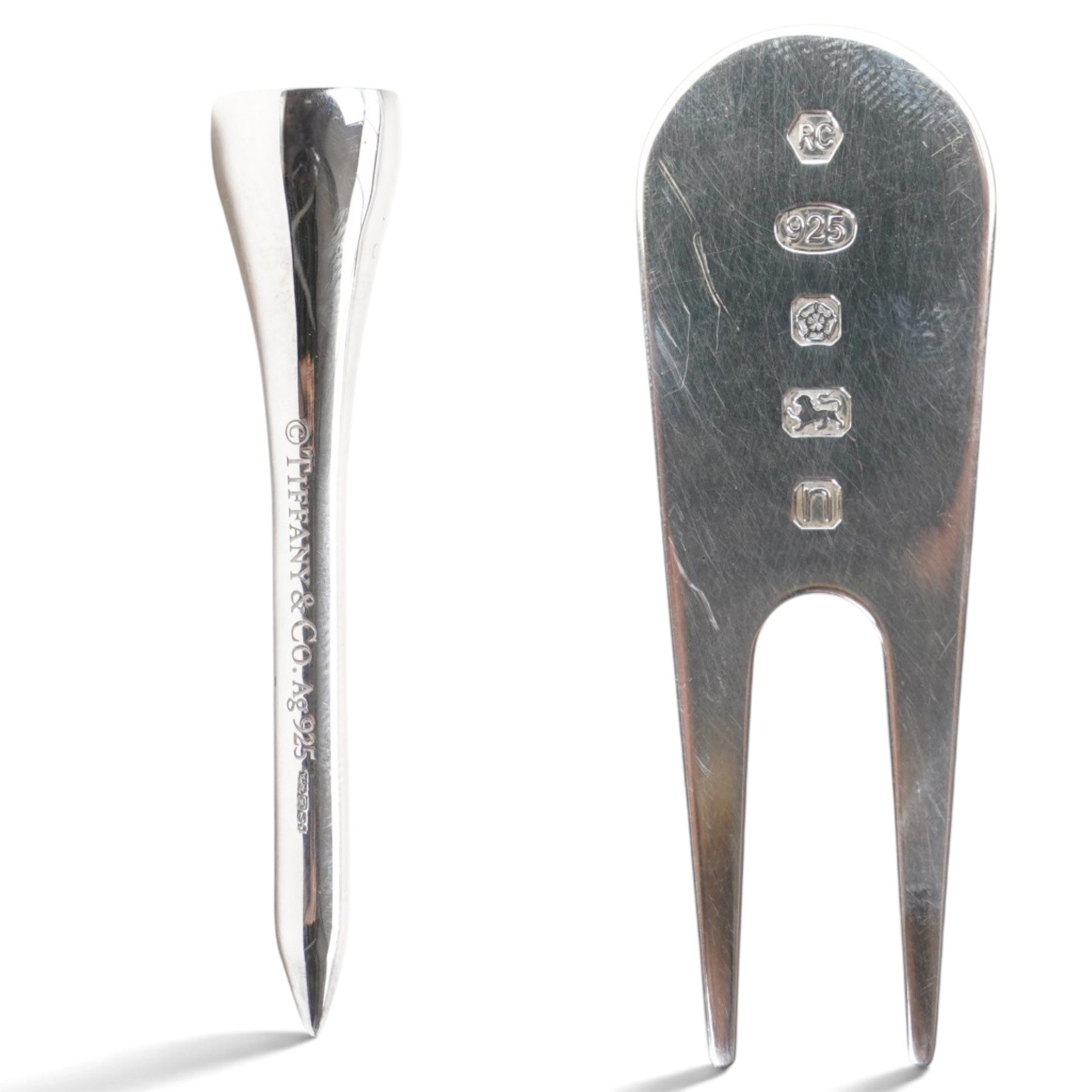 Tiffany & C. - silver golf tee with original bag and box and a silver divot tool Sheffield 2012 Maker Carr's of Sheffield