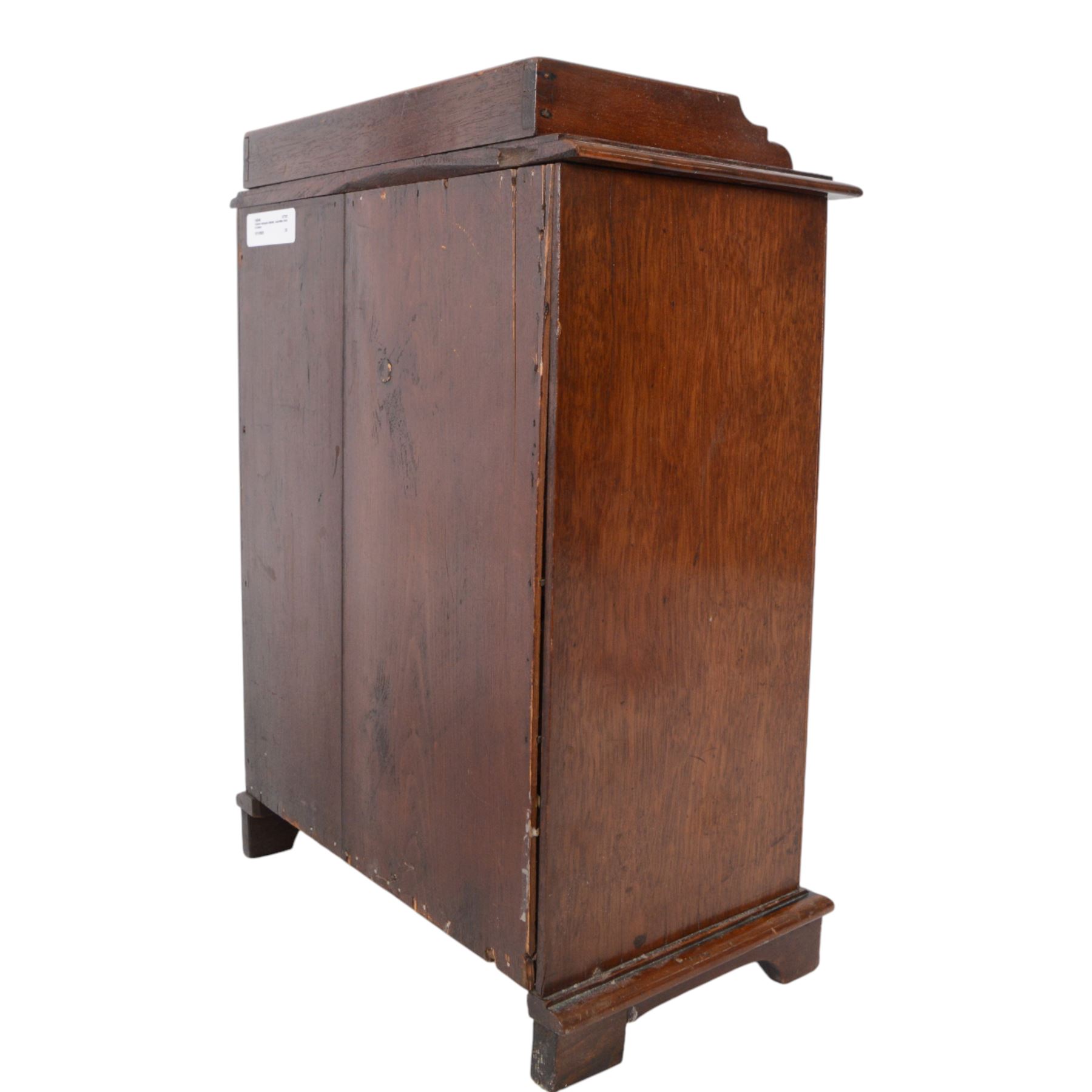 Victorian mahogany tabletop chest of drawers, of two small over three graduated drawers, H41cm