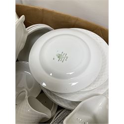 Quantity of Victorian and later ceramics to include Johnson Bros Indian Tree, Copeland Spode blue and white bowl with blue mark beneath, Masons ironstone, Wedgwood dinnerwares, fairing, studio pottery, oriental examples etc