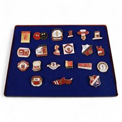 Twenty-one Manchester United enamel pin badges | Autographs