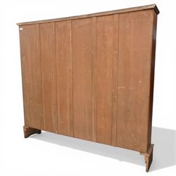 Quality Edwardian inlaid mahogany triple-column open bookcase, projecting cornice over a satinwood banded frieze, fitted with fourteen adjustable shelves with strung facias, the shaped apron on bracket feet