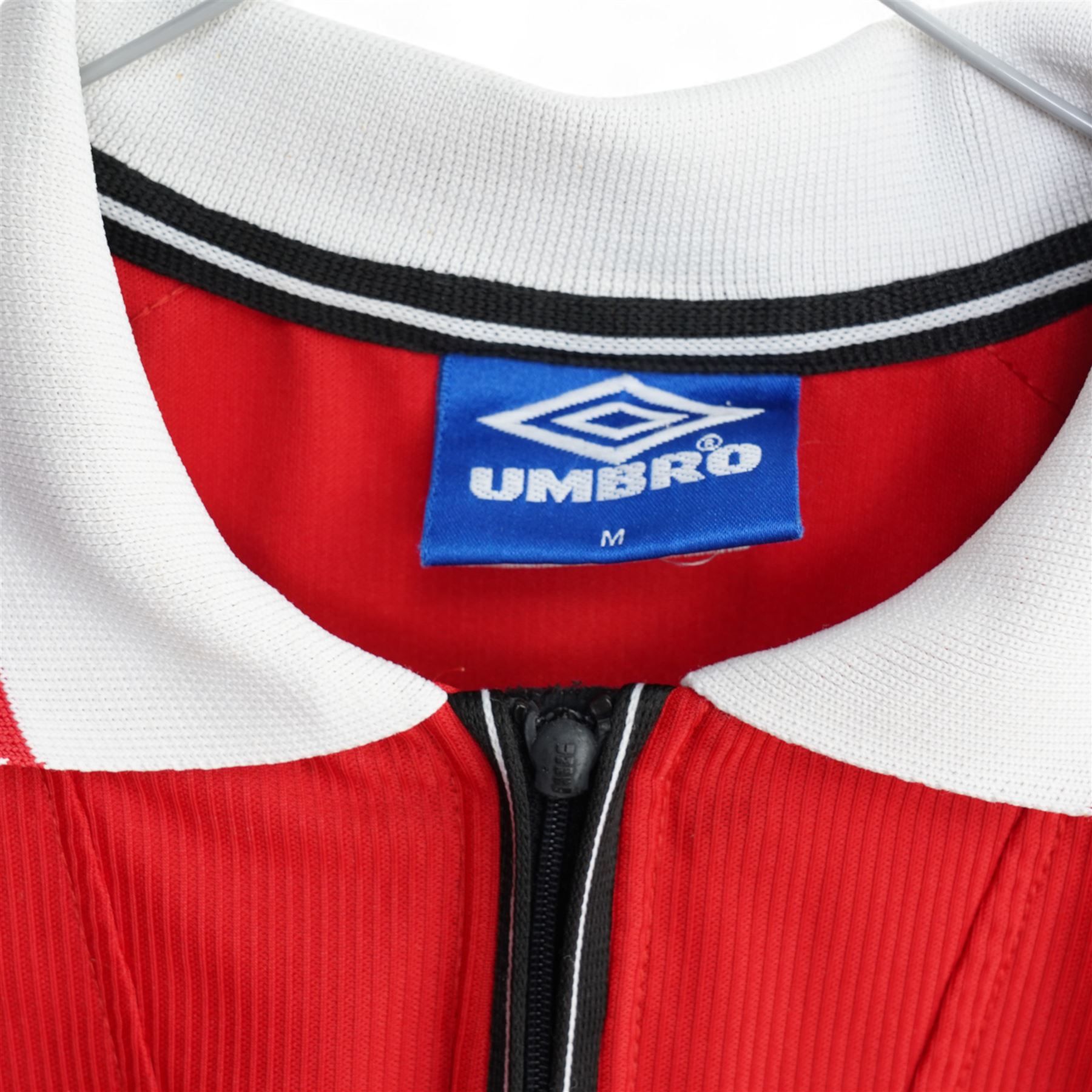 Manchester United 1998/99 treble winning squad Umbro shirt with signatures in silver pen and with certificate