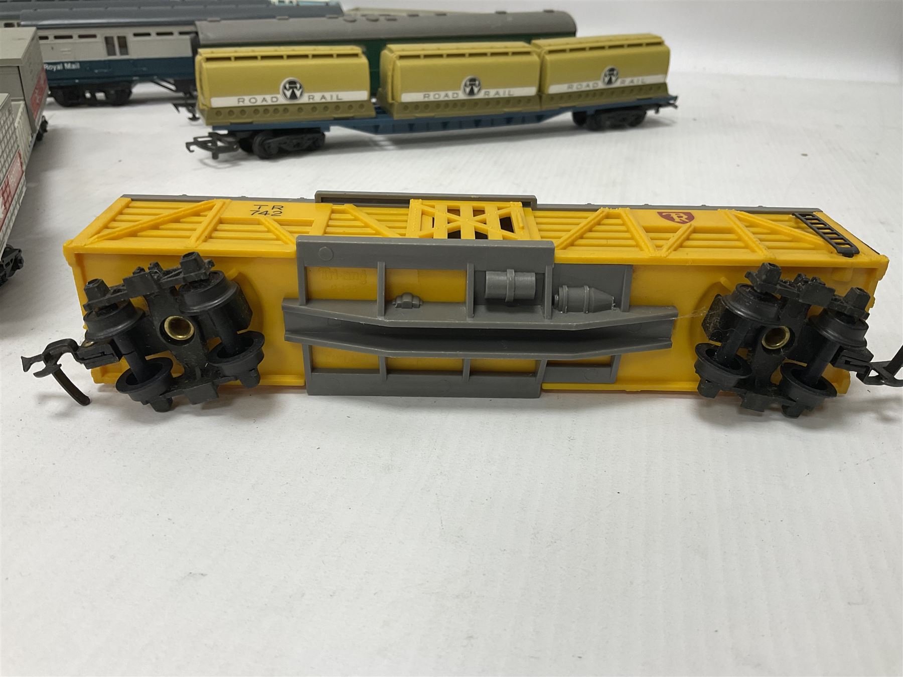 Hornby/Tri-Ang ‘00’ gauge - eight various coaches and eighteen goods wagons; all unboxed (26)