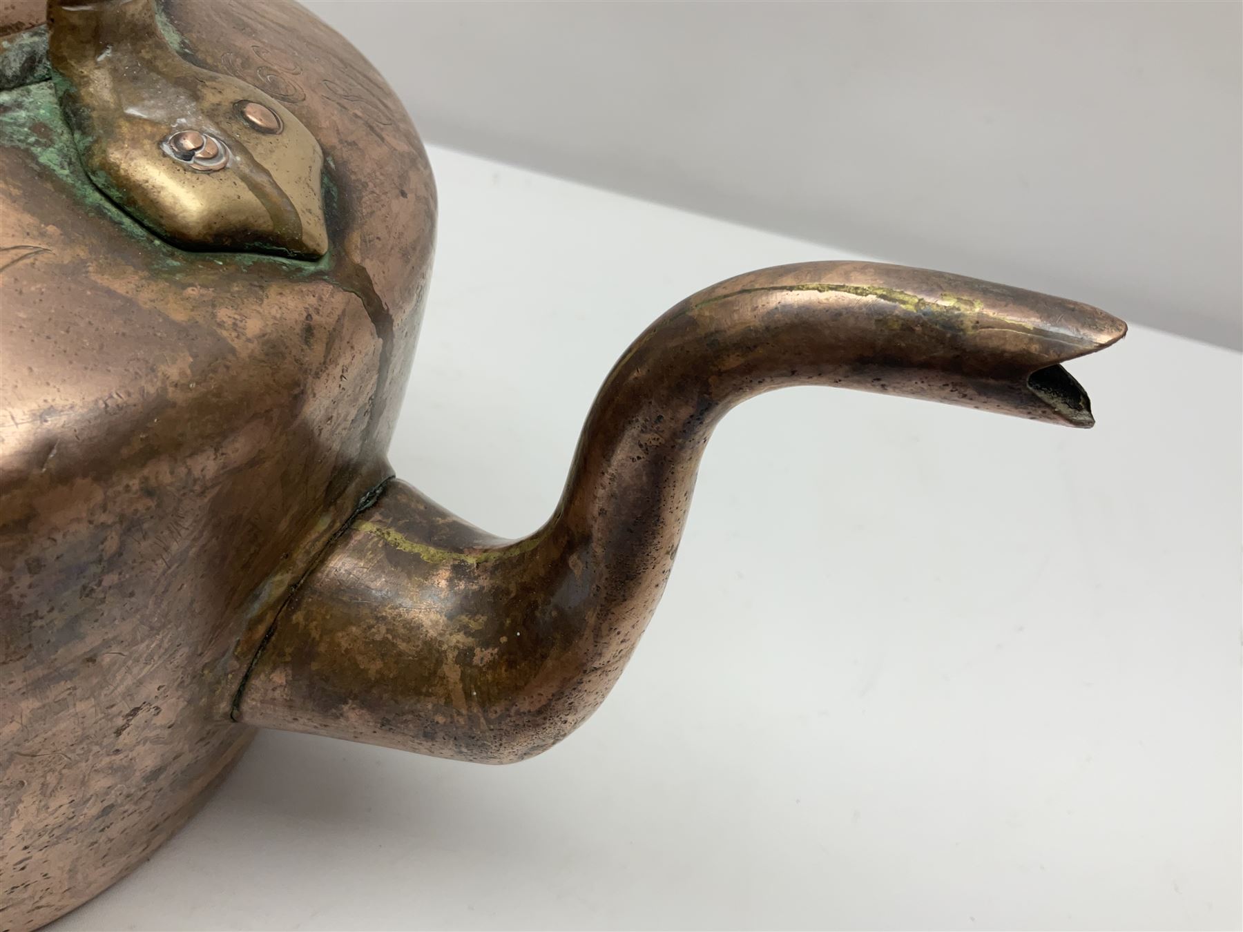 Engraved copper kettle, with Baden Powell Mafeking decoration with union jack flags, with finial modeled as Baden Powell, H31cm