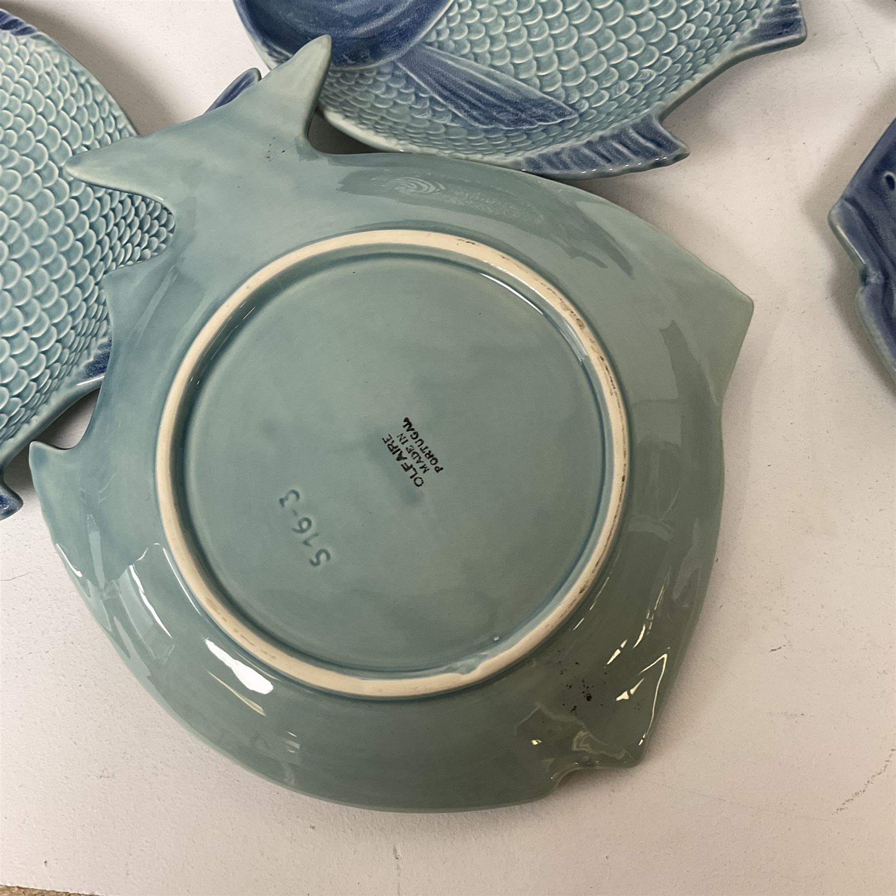 Set of five Olfaire blue fish plates, together with a further bowl and larger serving platter, largest W40cm