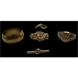 9ct gold jewellery including chain, signet ring, t-bar and clasp, all stamped or tested, t...