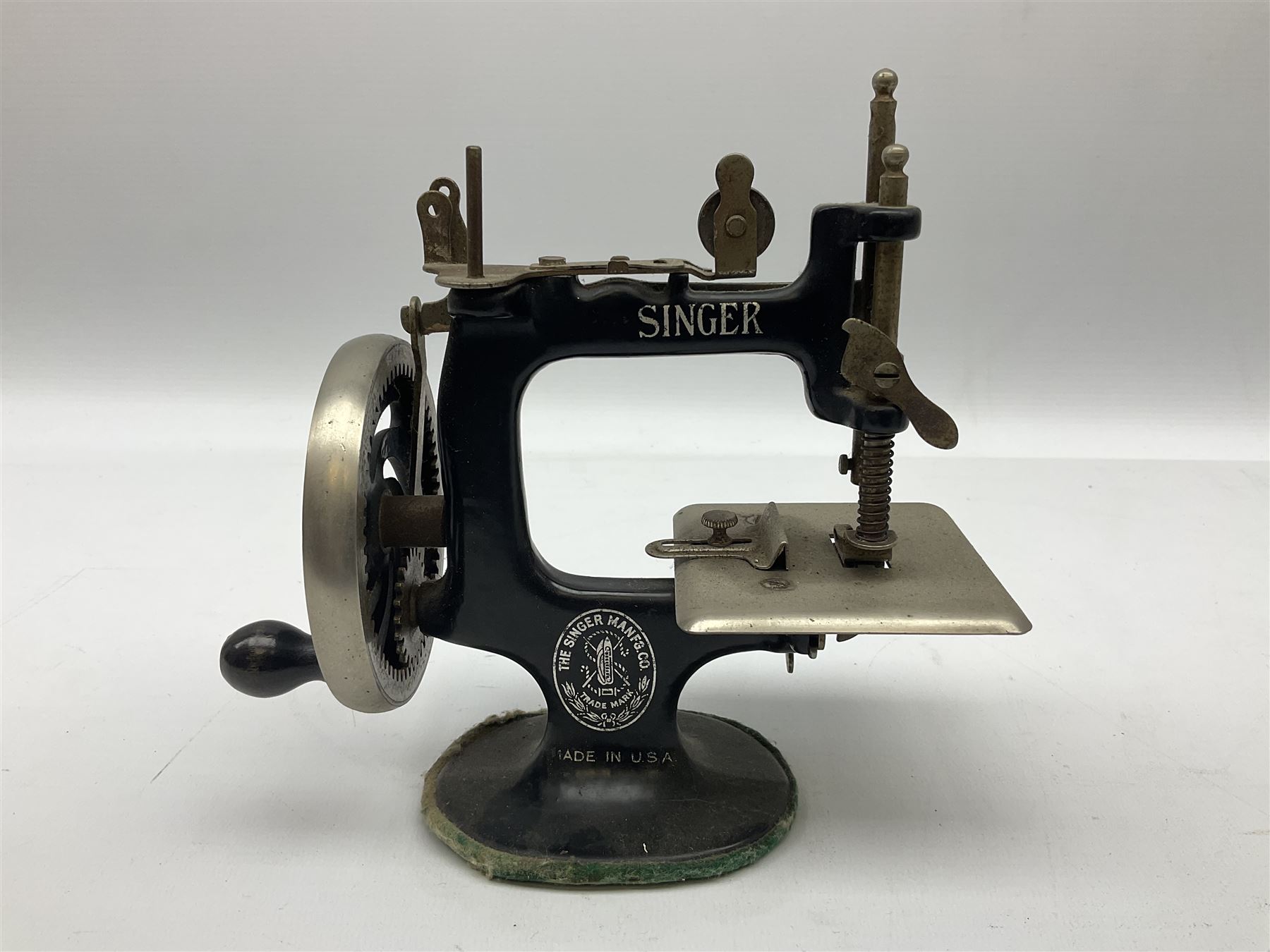 Singer mini sewing machine, together with Holly hobbie mini sewing machine and other sewing machine models, Singer H15cm