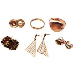 Collection of 9ct gold jewellery including signet ring, wedding band and four pairs of earrings 