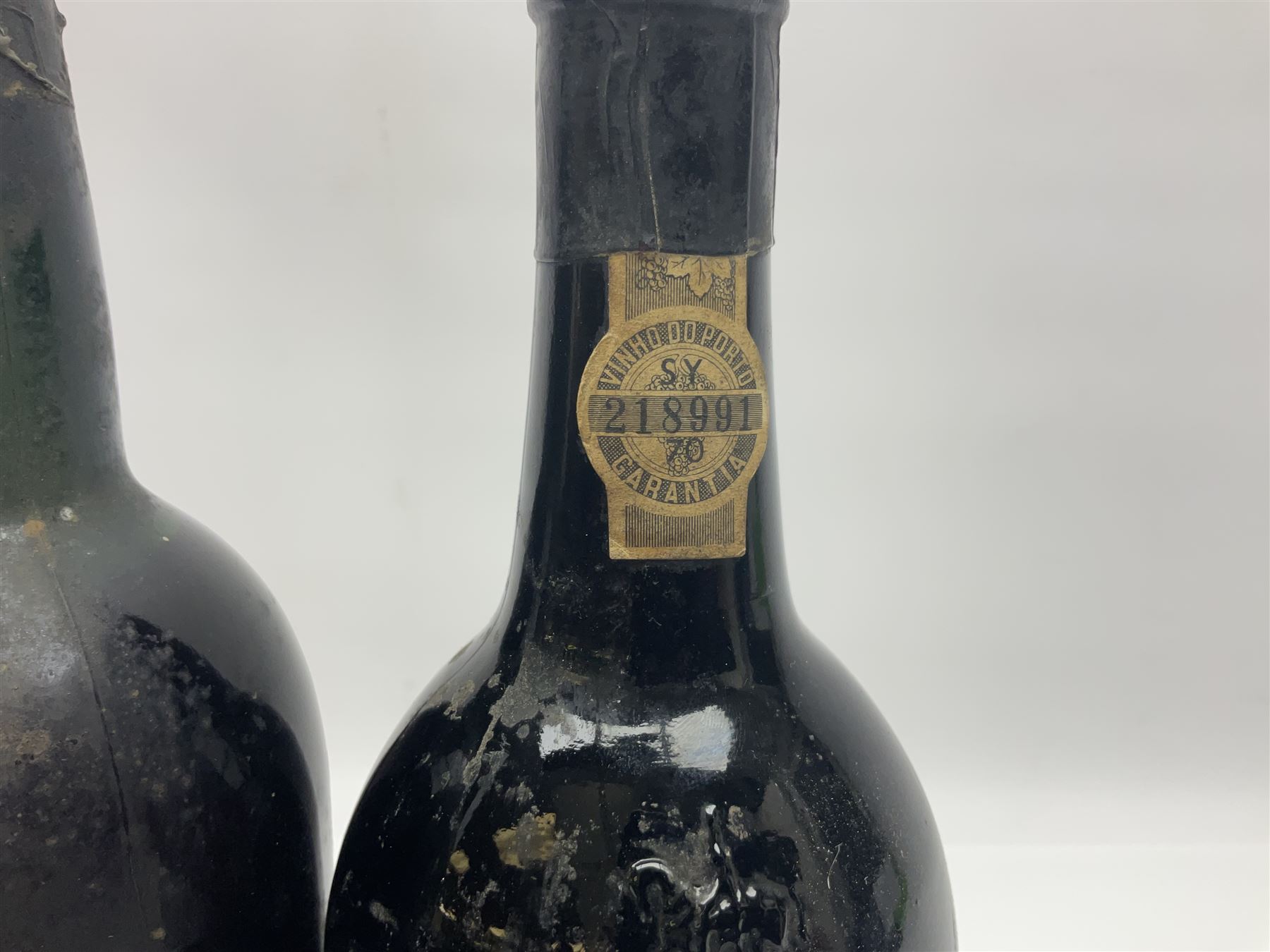 Warre's 1985, vintage port, 75cl unknown proof, and Cockburn 1960, vintage port (2)