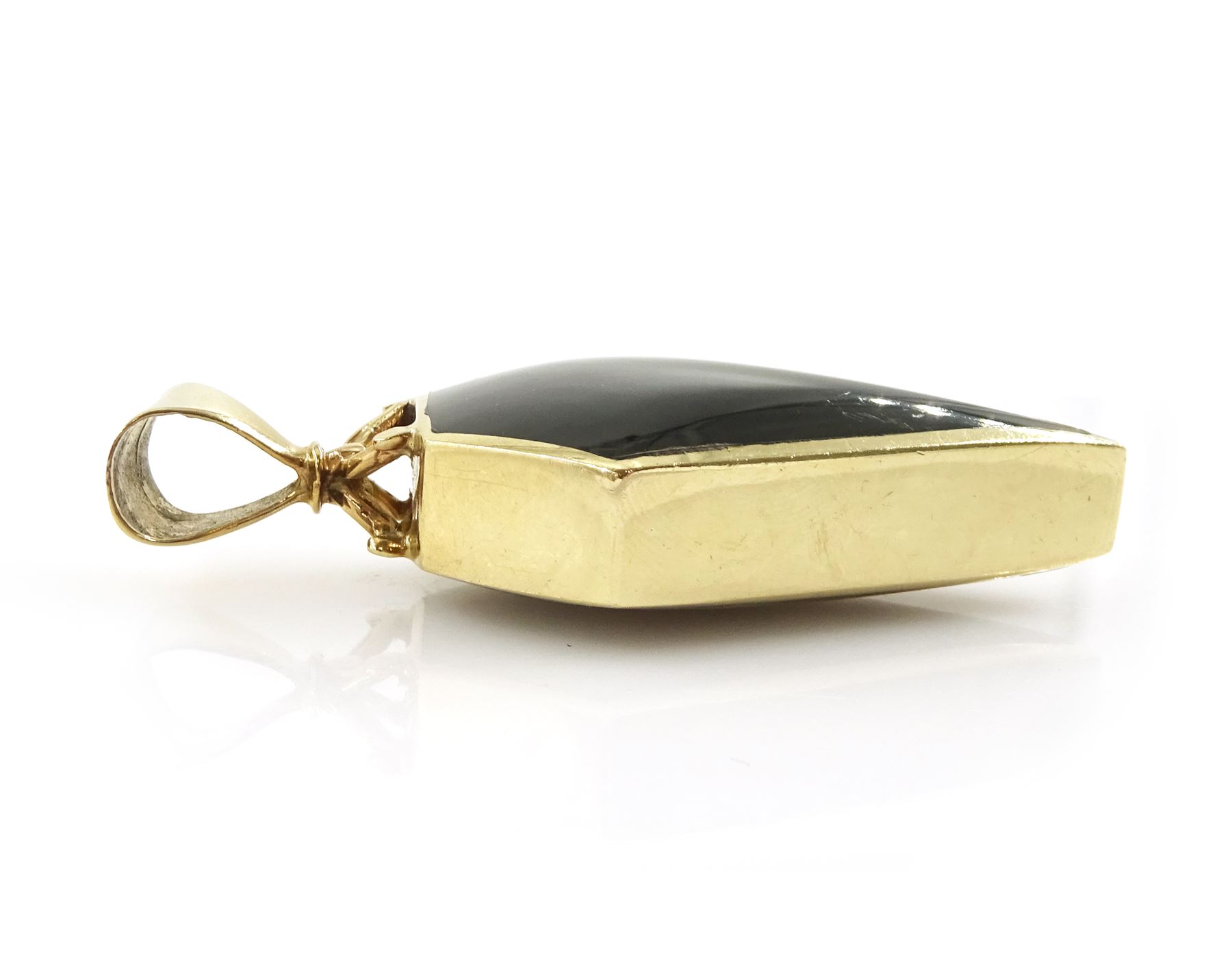 9ct gold kite shaped pendant, one side set with Whitby jet, the reverse set with Picasso jasper by C W Sellors, Sheffield 2001