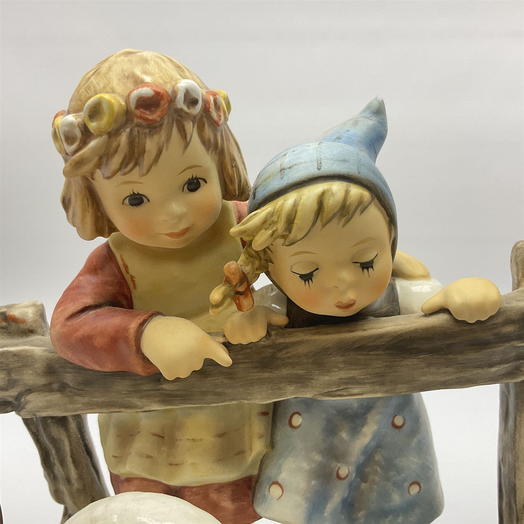 Large Hummel figure group by Goebel, Forever Friends, limited edition 697 of 1000, H28cm