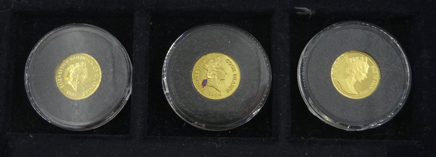 Fifteen gold coins from 'The Smallest Gold Coins of the World Collection', including Isle of Man 1989 1/25 ounce crown, Australia 1991 1/20 ounce five dollars, China 1995 1/20 ounce panda etc