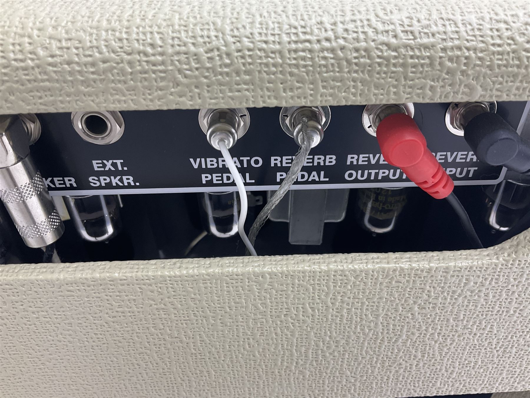 Headstrong Lil'King-S valve amplifier with Legend speaker, being a Boutique guitar amp made in the USA as a fender Princeton Reverb Clone in a cream colour; NVN; L51cm