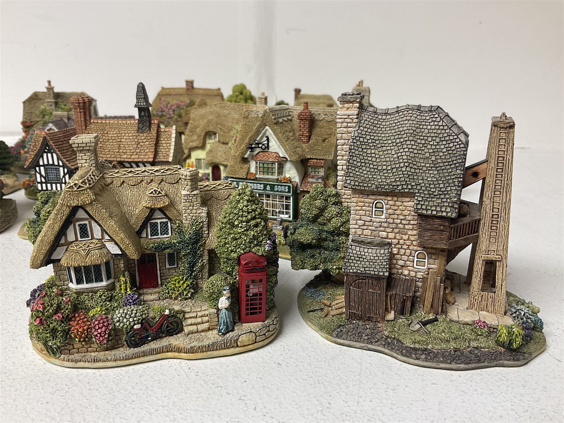 Fifteen Lilliput Lane models, including The Nineteenth Hole, Cowslip Cottage, The Lion Mongers, Going For a Song and Old Crofty, Gossip Gate and Beehive Cottage, all with deeds and original boxes (15)