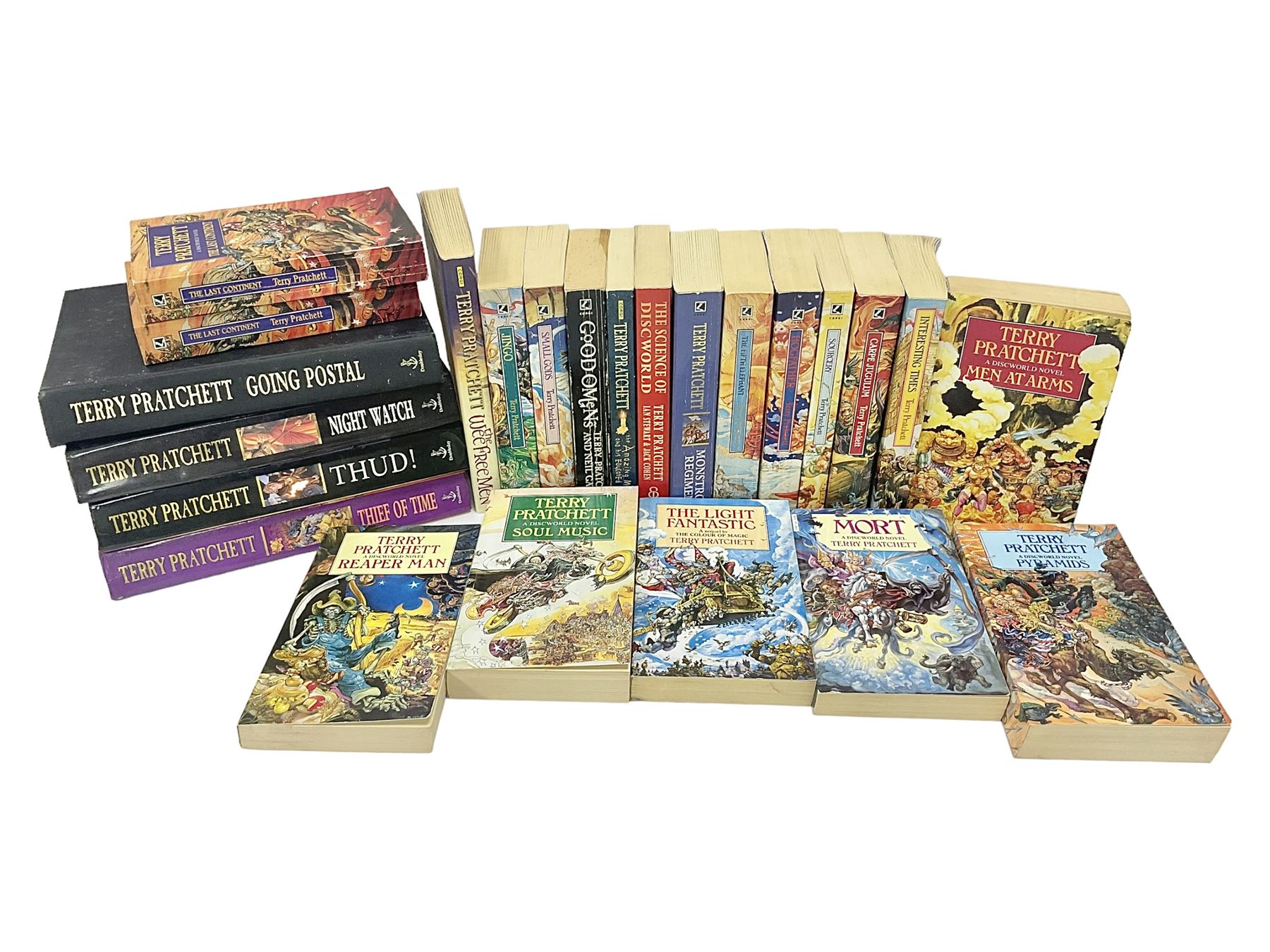 Collection of books by Terry Pratchett, of mostly Discworld interest, to include hardback edition of Going Postal, and further books such as Men at Arms, Sourcery, Small Gods etc 